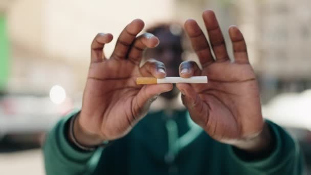 거리에서 담배를 피우는 아프리카 미국인 — 비디오