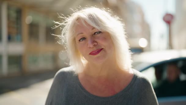 Blonde Frau Mittleren Alters Mit Entspanntem Gesichtsausdruck Steht Auf Der — Stockvideo