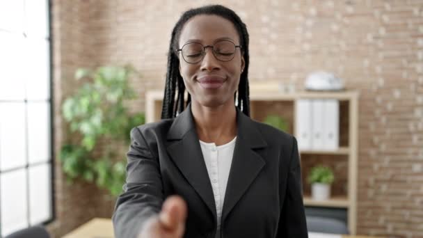 Afro Amerikalı Kadını Gülümseyen Kendine Güvenen Bir Işadamı Ofiste Tokalaşıyor — Stok video