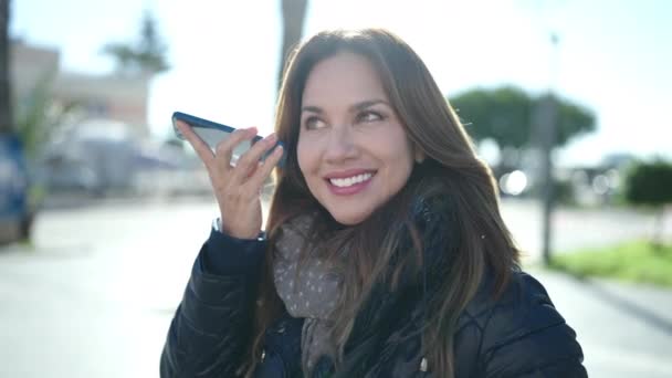Junge Schöne Hispanische Frau Lächelt Zuversichtlich Hören Audio Nachricht Mit — Stockvideo