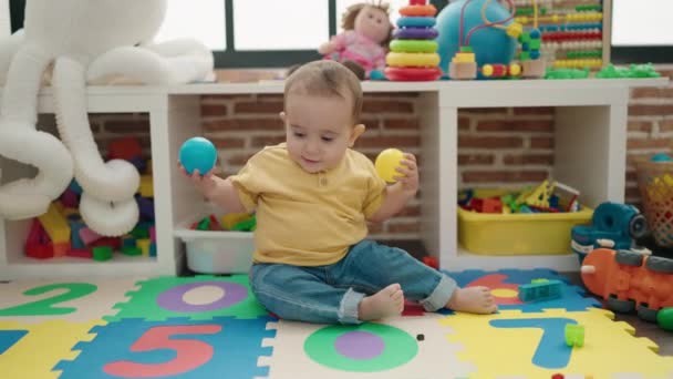 Adorable Bébé Hispanique Jouant Avec Des Boules Assises Sur Sol — Video