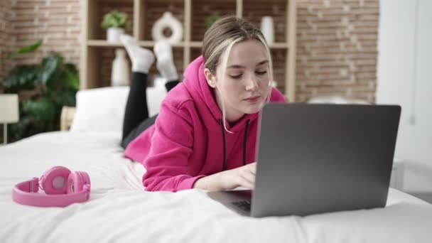 Jovem Loira Usando Laptop Deitado Cama Quarto — Vídeo de Stock