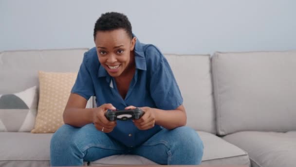 Africano Americano Mulher Jogando Videogame Sentado Sofá Casa — Vídeo de Stock
