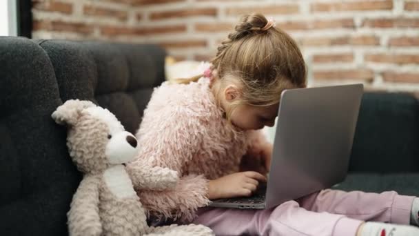 Adorable Blondynka Dziewczyna Pomocą Laptopa Siedzi Kanapie Misia Domu — Wideo stockowe