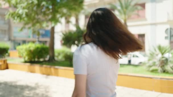 Jonge Vrouw Lacht Vol Zelfvertrouwen Zich Omdraaien Het Park — Stockvideo