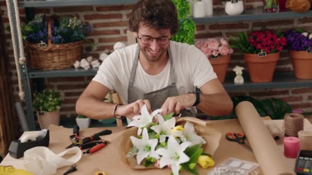 Jeune Homme Hispanique Fleuriste Faire Bouquet Fleurs Boutique Fleurs — Video