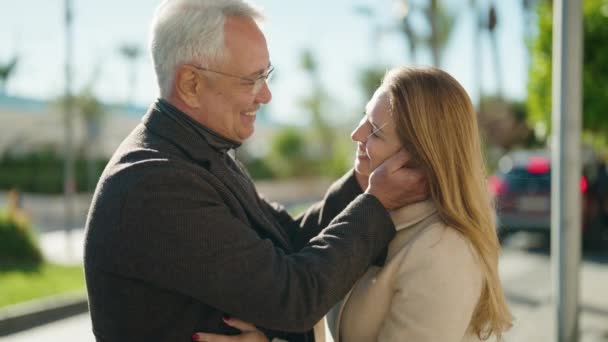 Para Średnim Wieku Uśmiecha Się Pewnie Przytulając Się Parku — Wideo stockowe