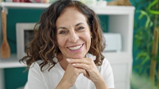 Mulher Hispânica Meia Idade Sorrindo Confiante Sentada Mesa Sala Jantar — Vídeo de Stock