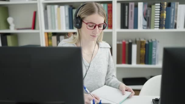 Молодая Блондинка Показывает Блокнот Видеозвонке Библиотечном Университете — стоковое видео