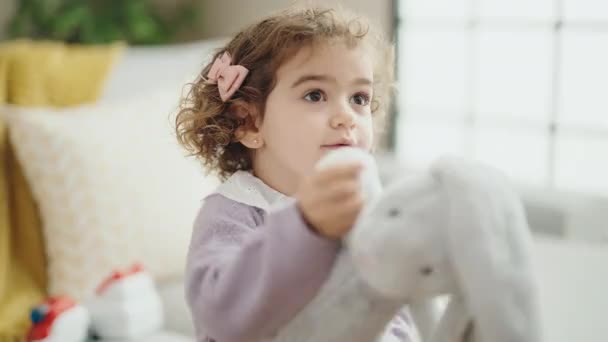 Очаровательная Латиноамериканка Играющая Кроличьей Куклой Дома — стоковое видео