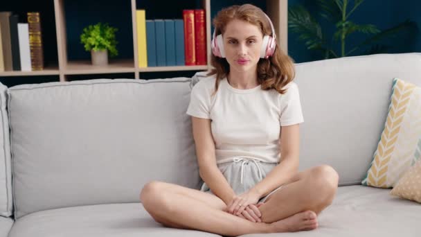 Joven Mujer Hispana Hermosa Escuchando Música Sentada Sofá Casa — Vídeos de Stock