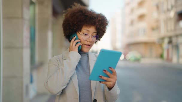 非洲裔美国妇女使用触摸板在街上用智能手机交谈 — 图库视频影像