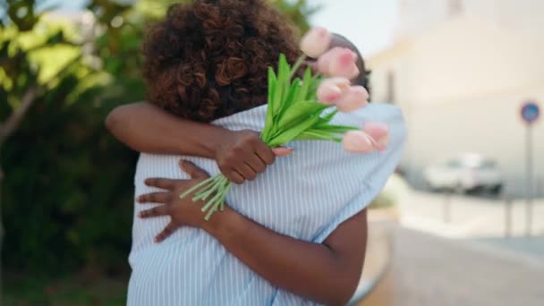 Afroamerikanerinnen Überraschen Mutter Und Tochter Mit Blumenstrauß Park — Stockvideo