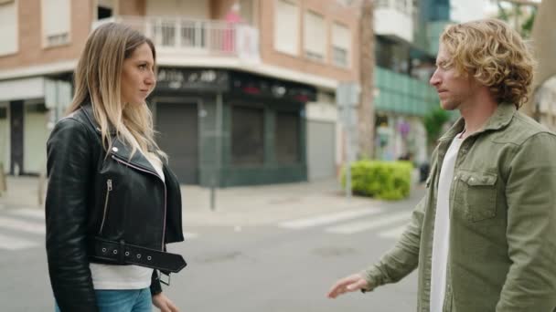 Jeune Couple Caucasien Souriant Confiant Avec Les Mains Ensemble Rue — Video
