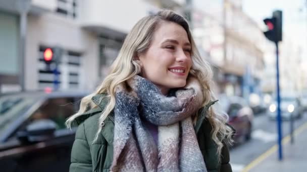 Jeune Femme Blonde Souriante Confiante Debout Dans Rue — Video