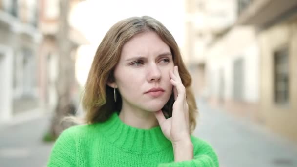 Wanita Pirang Muda Berdiri Dengan Keraguan Ekspresi Jalan — Stok Video