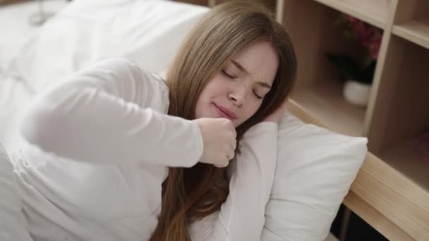 Mujer Rubia Joven Despertando Bostezando Dormitorio — Vídeos de Stock