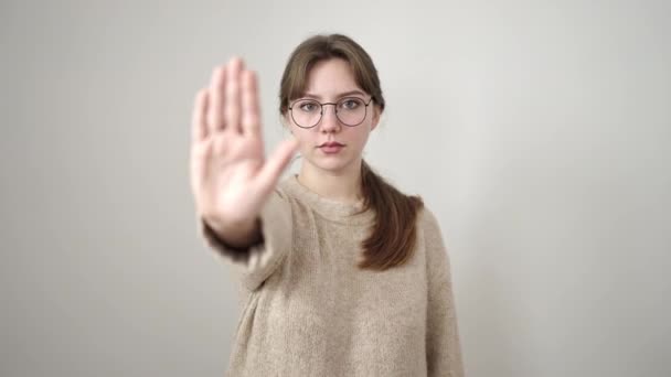 Молода Блондинка Робить Стоп Жест Рукою Над Ізольованим Білим Тлом — стокове відео