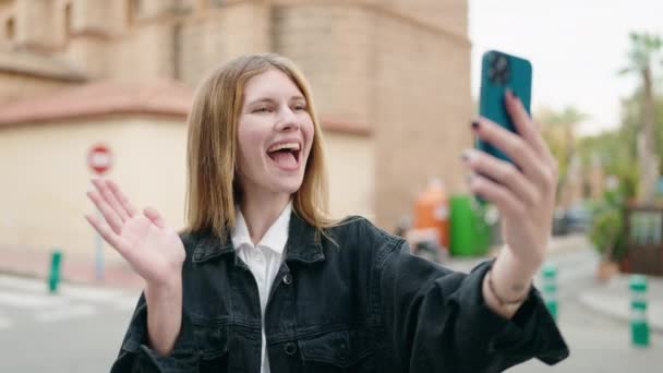 Joven Mujer Caucásica Sonriendo Confiada Teniendo Videollamada Calle — Vídeos de Stock