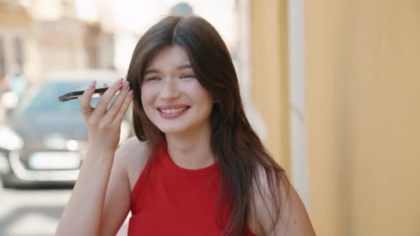 Νεαρή Καυκάσια Γυναίκα Χαμογελά Αυτοπεποίθηση Ακούγοντας Ηχητικό Μήνυμα Από Smartphone — Αρχείο Βίντεο