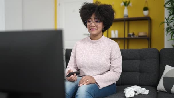 Joven Afroamericana Mujer Viendo Sentado Sofá Casa — Vídeos de Stock