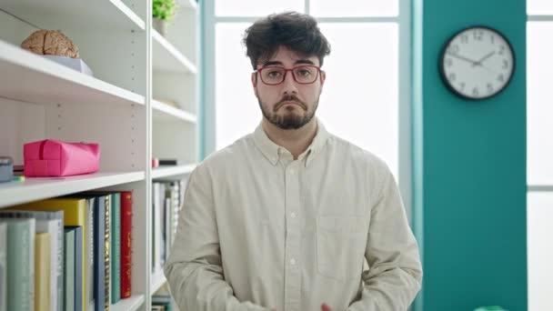Νεαρός Ισπανός Μαθητής Που Στέκεται Δίπλα Δεν Ξέρω Πώς Εκφραστώ — Αρχείο Βίντεο