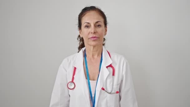 Μεσήλικας Ισπανίδα Γιατρός Ζητά Σιωπή Πάνω Από Απομονωμένο Λευκό Φόντο — Αρχείο Βίντεο