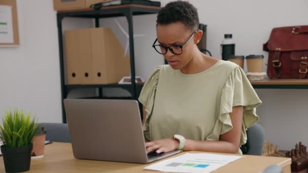 Африканская Американка Делового Работника Подчеркнул Используя Ноутбук Офисе — стоковое видео