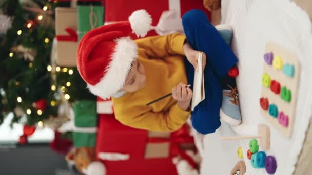 Adorable Garçon Hispanique Écrivant Lettre Père Noël Assis Près Arbre — Video