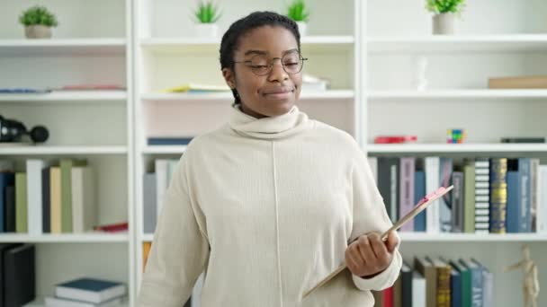 Afrikaans Amerikaanse Vrouw Student Glimlachen Zelfverzekerd Lezen Document Klembord Bij — Stockvideo