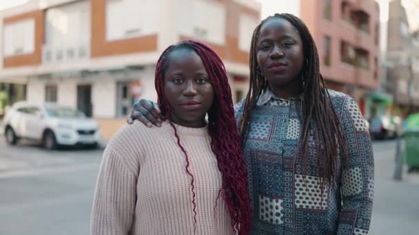 两名非洲裔美国妇女面带微笑 自信地拥抱在街上 — 图库视频影像