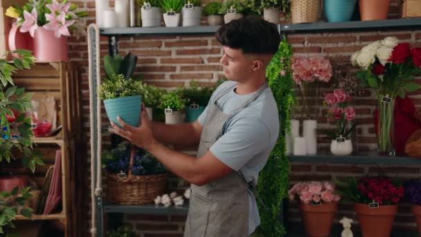 Ung Latinamerikan Man Florist Ler Säker Innehav Växt Blomsteraffär — Stockvideo