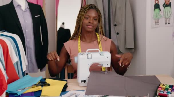 非洲裔美国妇女裁缝笑着自信地在裁缝店用手指指着自己 — 图库视频影像