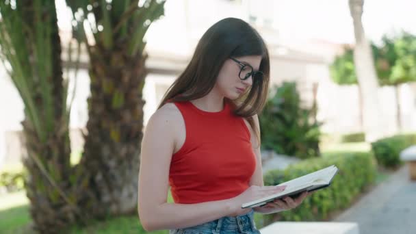 Νεαρή Καυκάσια Γυναίκα Τόνισε Διαβάζοντας Βιβλίο Κάθεται Στον Πάγκο Στο — Αρχείο Βίντεο