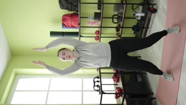 Молодая Блондинка Прыгает Спорткомплекс — стоковое видео