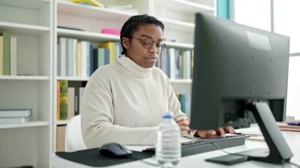 Africano Americano Estudante Usando Computador Bebendo Garrafa Água Universidade Biblioteca — Vídeo de Stock