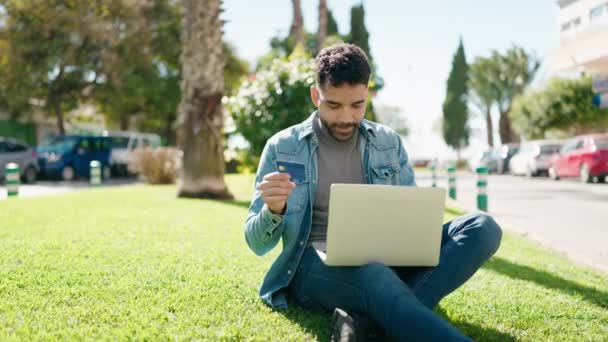 Ung Arabisk Man Som Använder Laptop Och Kreditkort Parken — Stockvideo