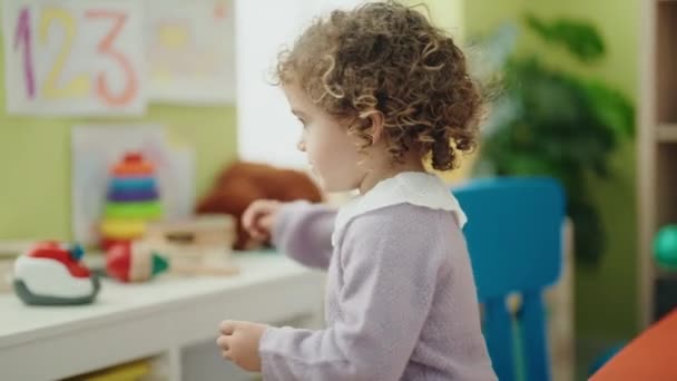 유치원에서 할로윈 의상을 야만인 — 비디오
