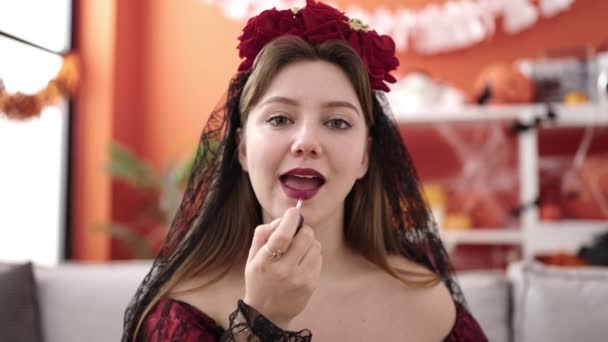 Jovem Loira Vestindo Traje Katrina Aplicando Batom Nos Lábios Casa — Vídeo de Stock