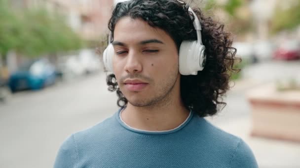 Jovem Latino Sorrindo Confiante Ouvir Música Rua — Vídeo de Stock