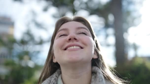 Junge Blonde Frau Lächelt Selbstbewusst Park — Stockvideo