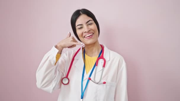 Молода Красива Іспаномовна Жінка Лікар Посміхається Впевнено Називає Мене Жестом — стокове відео
