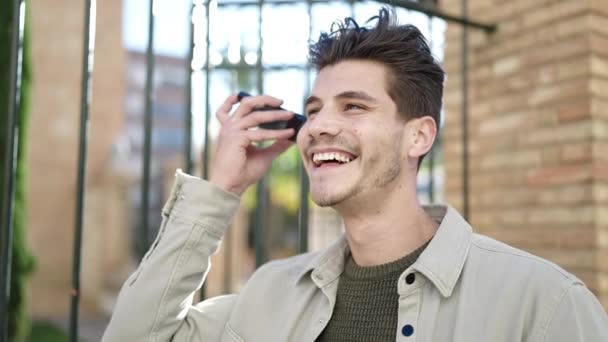 Joven Hombre Hispano Sonriendo Confiado Escuchando Mensaje Audio Por Teléfono — Vídeos de Stock