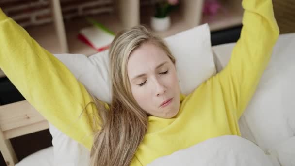 Joven Mujer Rubia Despertando Estirando Los Brazos Dormitorio — Vídeo de stock