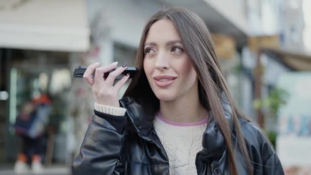 Ung Vacker Latinamerikansk Kvinna Ler Säker Lyssna Ljud Meddelande Smartphone — Stockvideo