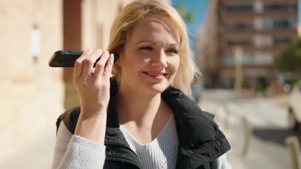 Young Blonde Woman Smiling Confident Listening Audio Message Smartphone Street — 图库视频影像