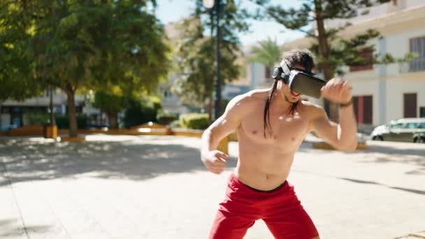 Jovem Boxe Usando Óculos Realidade Virtual Parque — Vídeo de Stock
