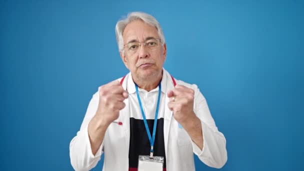 Mężczyzna Średnim Wieku Siwych Włosów Lekarz Zły Zestresowany Odizolowanym Tle — Wideo stockowe