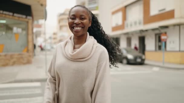 非洲裔美国妇女微笑着自信地站在街头 双手交叉地摆出姿势 — 图库视频影像