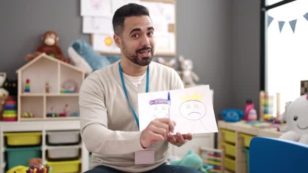 Fiatal Spanyol Férfi Aki Tanárként Dolgozik Érzelemterápiát Tart Óvodában — Stock videók